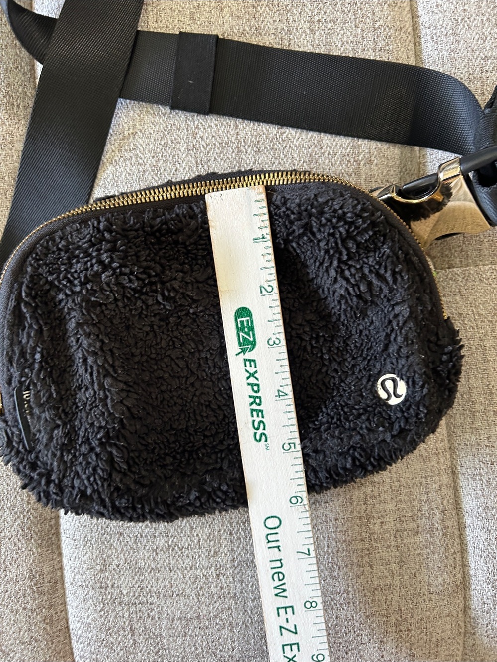 LULU LEMON EVERYWHERE FLEESE IN BLACK GOLD HARDWARE FANNY PACK CROSSBODY BAG - Picture 10 of 11